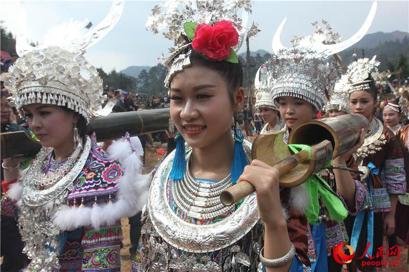 2月13日,在广西融水苗族自治县安太乡的培地苗寨,两名苗妹在跳芦笙舞