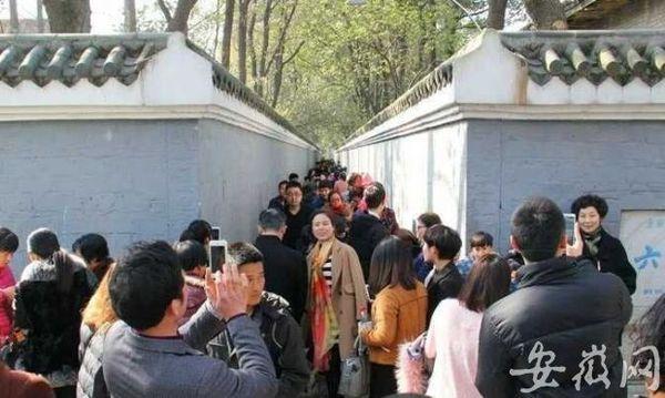 歌曲《六尺巷》登陆央视春晚后,桐城六尺巷被前来探访的游客围个水泄不通。