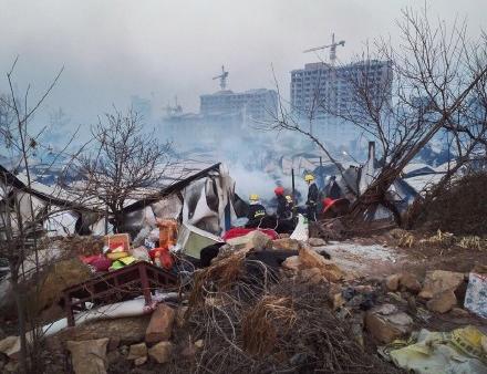 山东114户回迁安置房遇火灾致2死 父子救人被