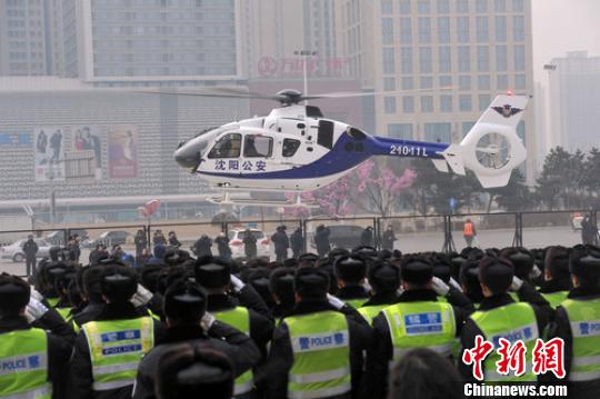 图为沈阳首架租用的欧直EC-135型7座双发中型警用直升机首航。