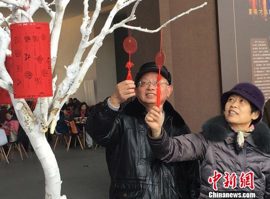 联袂四十五年的老伉俪,昔时的成婚照是最简略也最盛行的一款。 申冉 摄