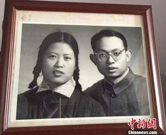 联袂四十五年的老伉俪,昔时的成婚照是最简略也最盛行的一款。 申冉 摄