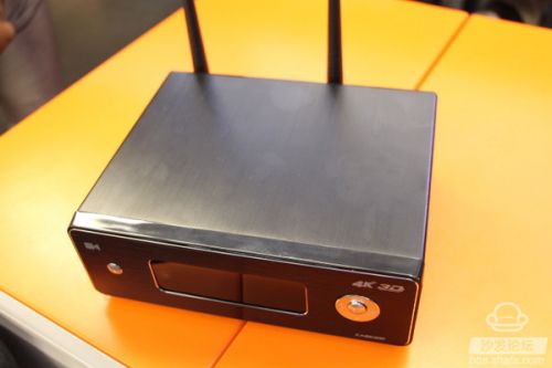 四四方方的开博尔Q9次世代配置了双天线,在机身的侧面扩充了两个USB