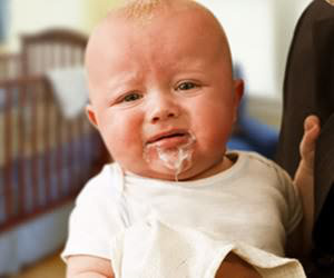 新生儿吐奶原因及避免吐奶方法