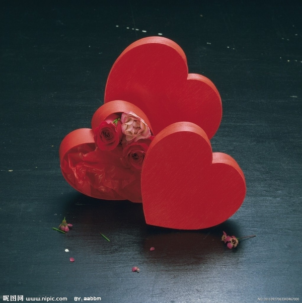 一周以前,是我的结婚11年纪念日,收到的玫瑰还未凋谢,情人节的玫瑰,又