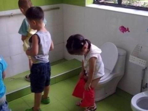 撒尿的女孩 