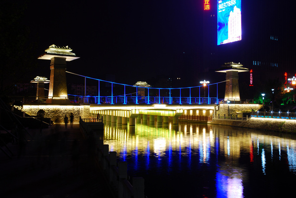 龙湖公园的夜景不错,公园西边的滏阳河有"邯郸母亲河"之称.