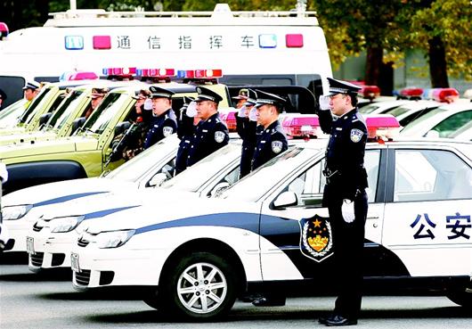 昨日,节后上班第一天,襄阳市公安局组织治安,特警,消防等警种警察重温