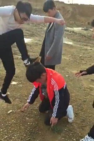 受害男生头部遭猛踹。视频截图