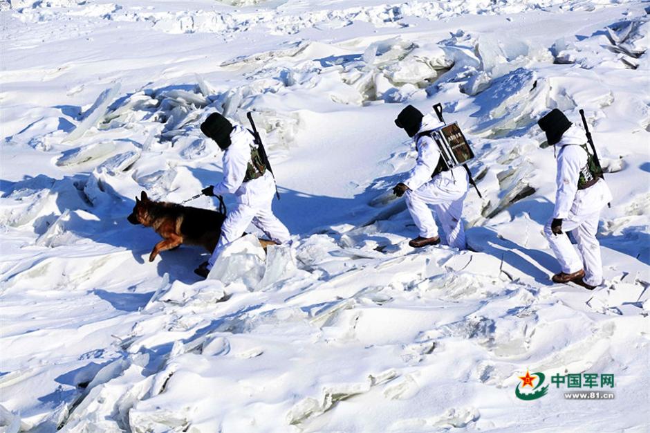 边防战士黑超遮面雪地巡逻 如月球漫步(组图)