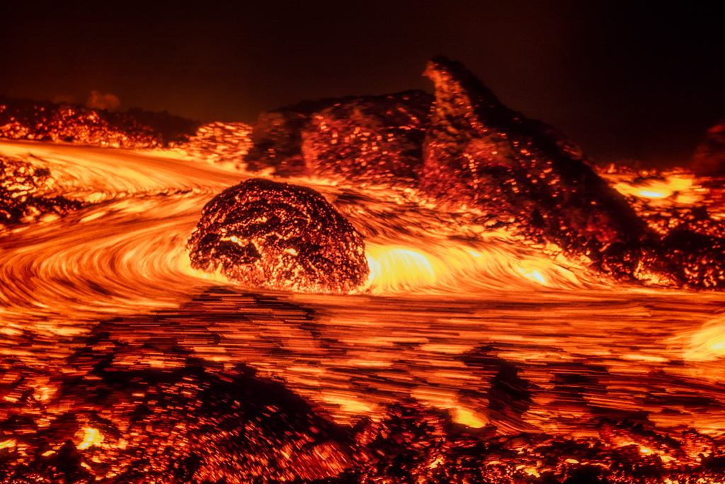 摄影师近距离拍摄喷发火山 岩浆汹涌如地狱一般-搜狐新闻