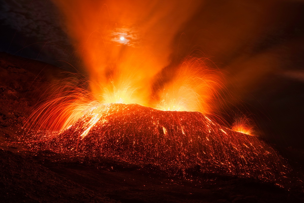 摄影师近距离拍摄喷发火山 岩浆汹涌如地狱一般-搜狐新闻
