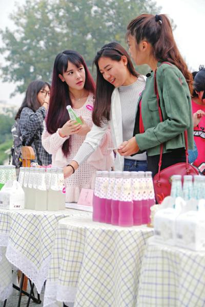 成都"高校女神"出炉 现场卸妆现原形