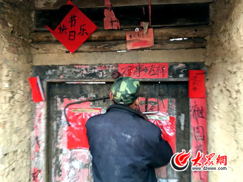 胡某某在大门口冷静站着 于明效 摄