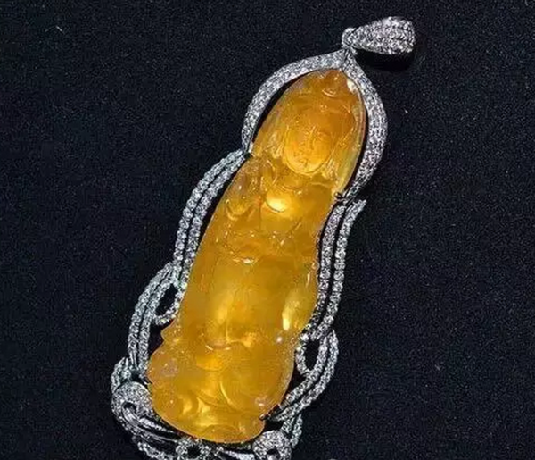 时尚 正文  天然优质的黄翡又称"金翡翠",呈橘黄色或蜜糖色,晶莹透亮