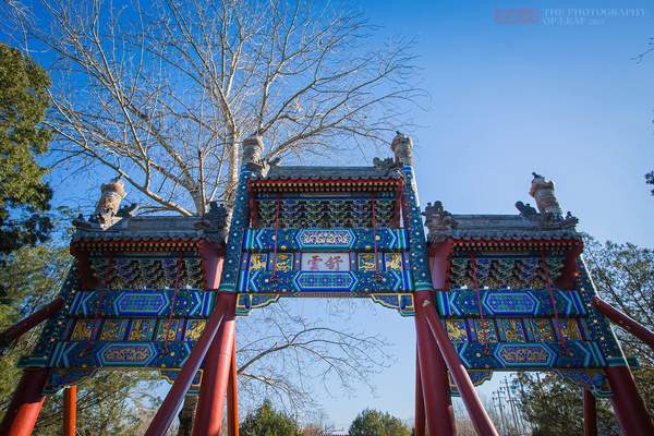 整个岛屿呈圆形,岛上建有龙王庙,鉴远堂,澹会轩,月波楼,云香阁等,均为