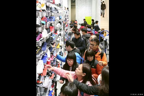 图为2016年2月5日,日本东京,银座购物区街头大批游客提着行李箱开启血拼之旅。