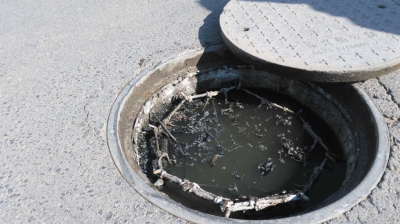 环卫工人每天在臭水中捞垃圾(组图),污水管网多少米要设检查井,污水