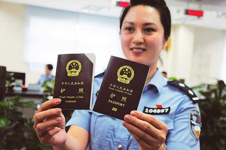 边检员火眼金睛能辨十几种护照防伪标识-搜