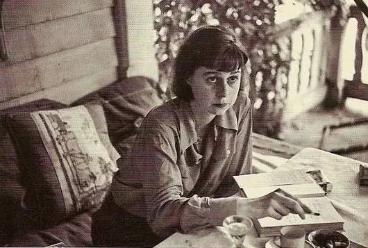 另一个南方作家,卡森·麦卡勒斯(carson mccullers)也喜欢边写边喝