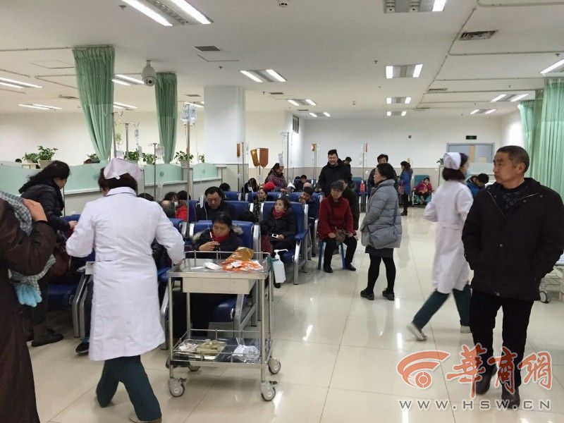 渭南市中心医院急诊科患者爆满 车祸患者较往年增多(组图)图片