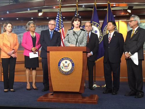 多名美国众议员2015年11月17日在新闻发布会
