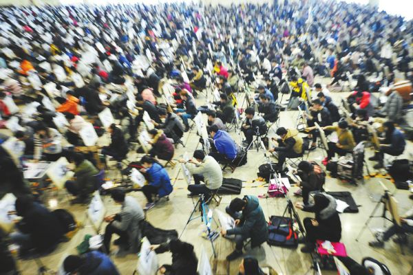 近7000名考生“同场竞技”,场面蔚为壮观。(记者 崔健 摄)