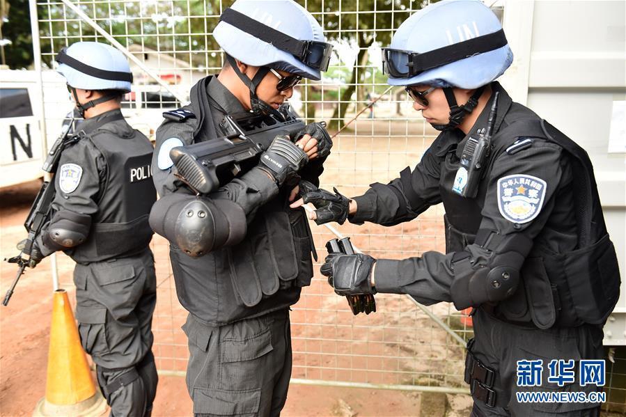 中国维和警察防暴队队员执行日常巡逻任务时警戒(2015年11月3日摄)