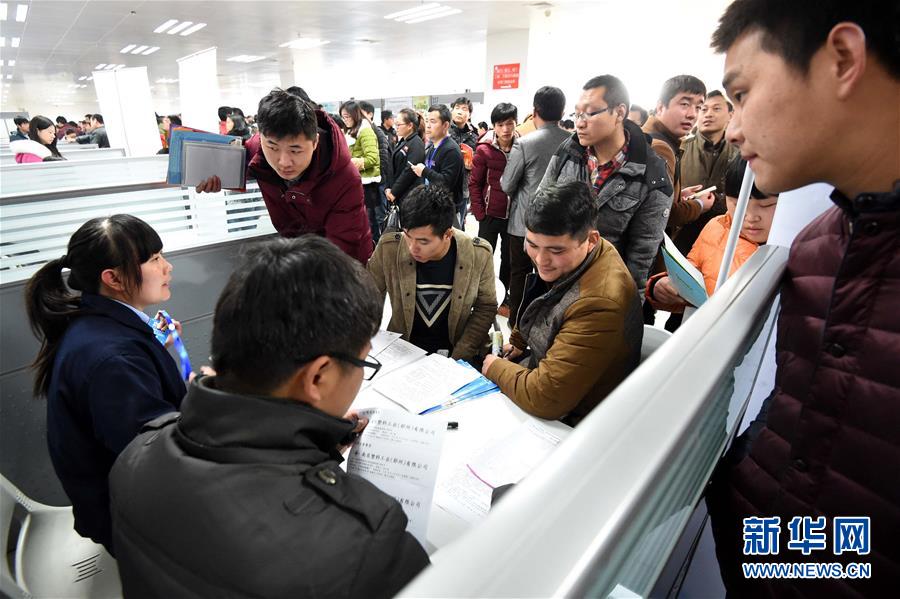 2月17日,求职者排队进入河南省春季大型综合人才招聘会现场.