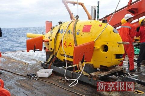 2月15日,“潜龙二号”深海机器人正在接受最后调试,准备下水。