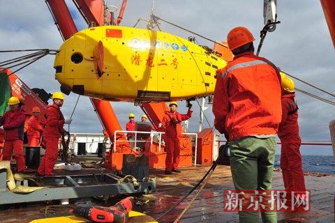2月15日,作业组多人从各个方向拉起“潜龙二号”,准备入水。
