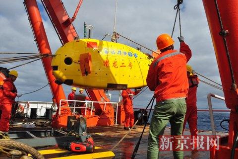 作业组正在拉绳维持潜器平衡。本组图片摄影:新京报记者金煜