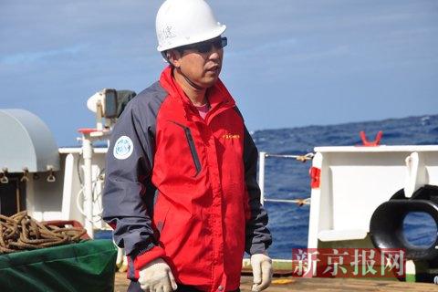 “潜龙二号”总设计师刘健紧张地盯着作业组调试潜水器准备下水。本组图片摄影:新京报记者金煜