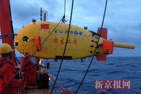 2月18日,湿漉漉的潜器被回收到母船。新京报记者