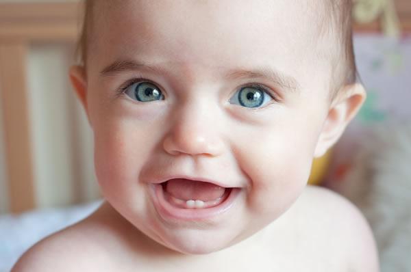 宝宝长牙缓慢父母担忧,四个原因受影响