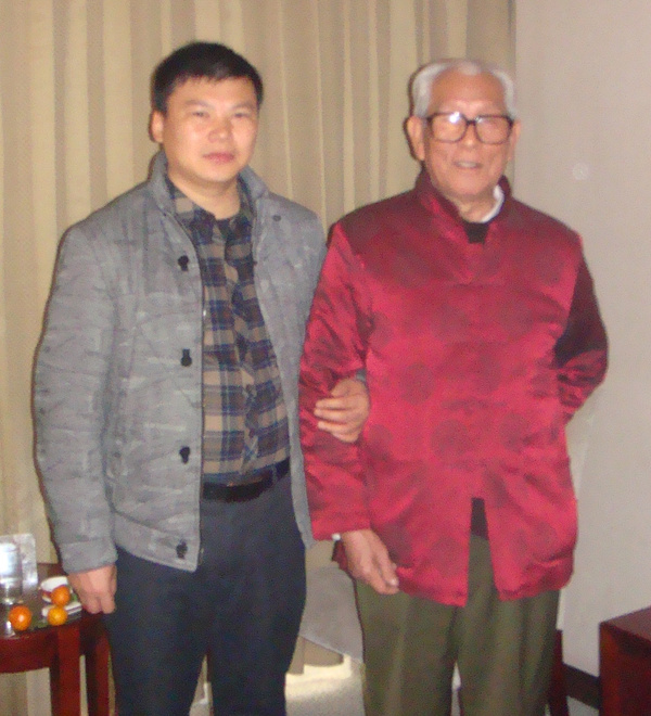 图为右为赵延河同志左为晏正录医生