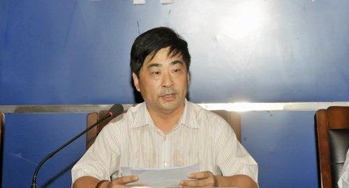 买单;与亲属违规成立私人公司,以开发荒山为由,幕后操纵套取惠农资金