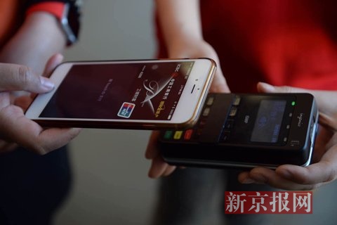 Apple Pay中国首秀 绑卡关键现“拥挤”