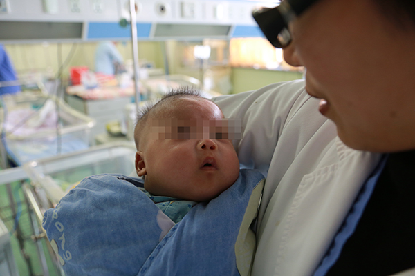 二胎早产女婴出生4天遭弃 父母未办出院手续失