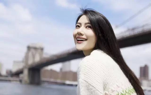 跟素颜都甩你十八条街的女神一起吃饭,能学到