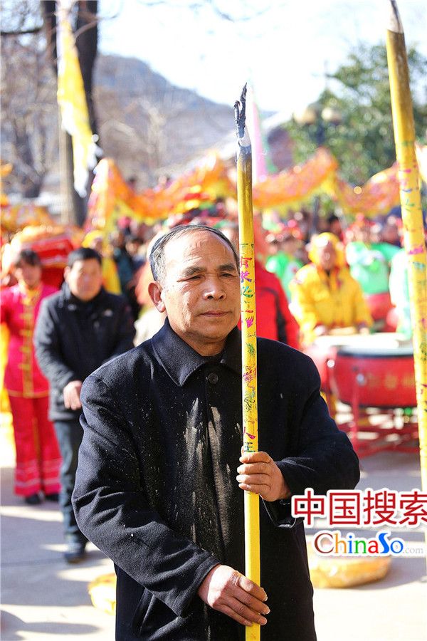 2月17日,河南荥阳,火神庙会祭祀火神仪式上香.