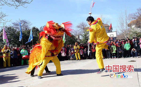 2月17日,河南荥阳,火神庙会大型舞狮.返回搜狐,查看更多