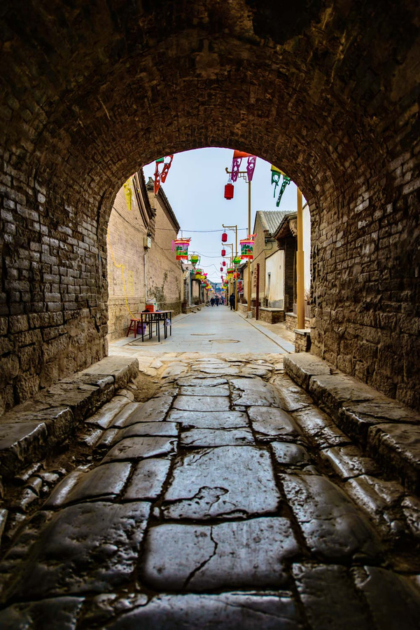 始建于元代,壮大于明清的暖泉古镇位于河北省蔚县的西部,闻名遐迩的"
