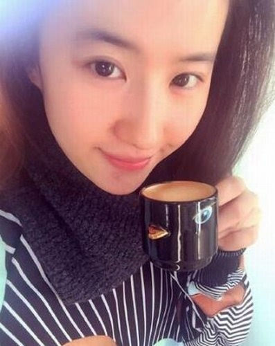 刘亦菲拿小鸟造型杯子自拍 素颜娇俏可爱