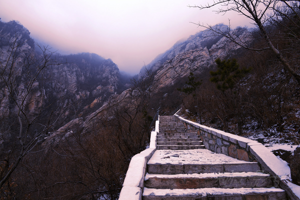 行走在冬季的神岳嵩山