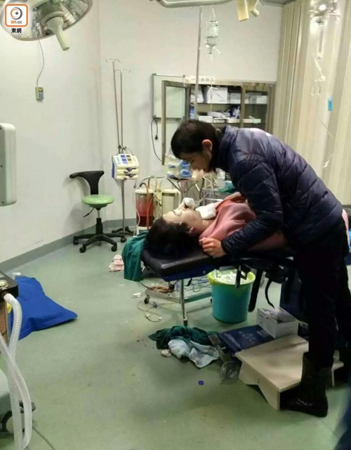 图为婷婷丈夫对着遗体痛哭。