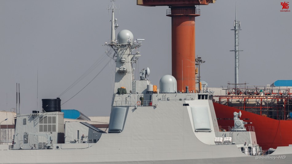 船厂里停靠的052c型驱逐舰153号西安舰.