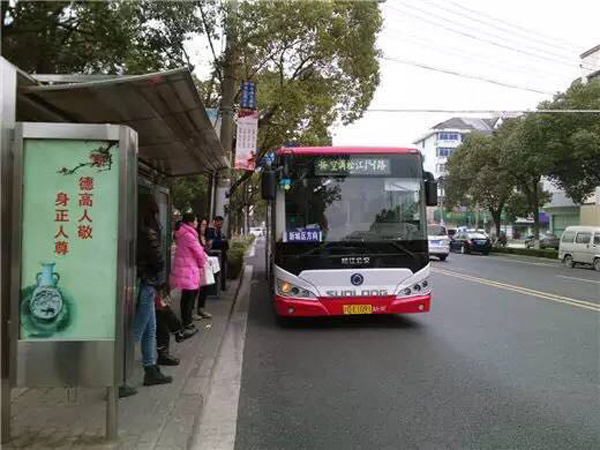 地面仍可看到清晰的刹车印记