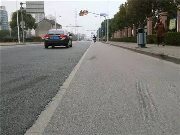 上街沿也留下了轮胎印记