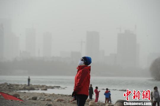 今年首场沙尘袭甘肃 多地“春节蓝”被污染(图)
